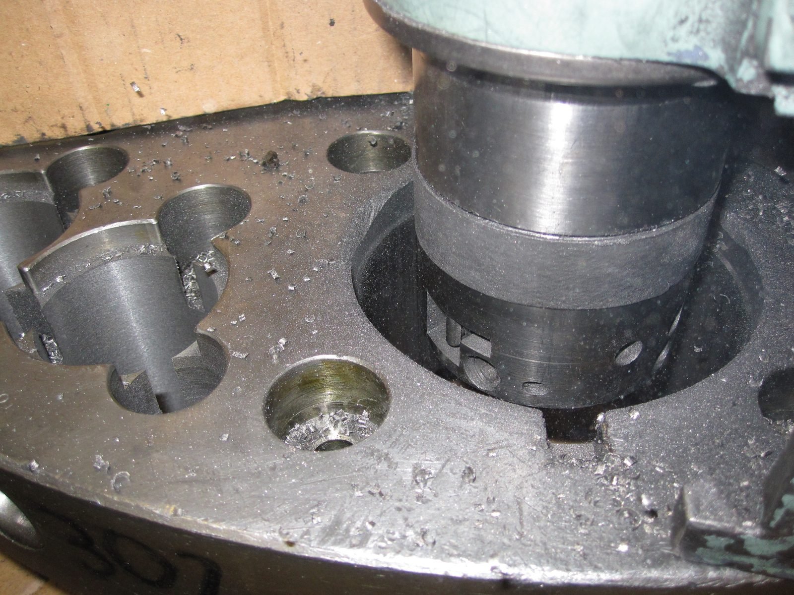 Thin turret station during precision boring